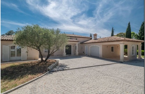 Puget-sur-Argens Villa | Villa in private, secure grounds