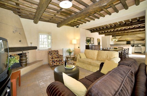 Capannori Villa | Villa in San Gennaro with 6 bedrooms sleeps 11
