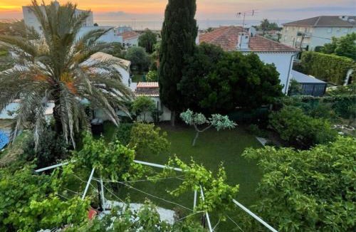 Plaine de la Brague House | Villa la Croix Lorette- 190m2, 10 personnes max, 65m2 de Terrasse, Barbecue, 200m2 de Jardin, parking, wifi, vue mer,10min à pied plage de Galets