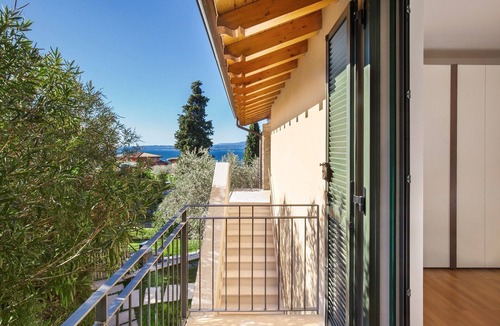 Torri del Benaco Apartment | Villa Loncrino: First Floor Lake View Apartment with Pool and Garden