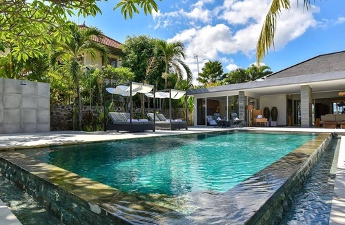 Banjartegehe Villa | Villa Lou - Luxury & Private, Beachfront Villa With Private Pool