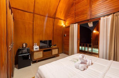 Batubulan Villa | villa lumbung by adis villa, Cozy Wooden Stay, Shared pool