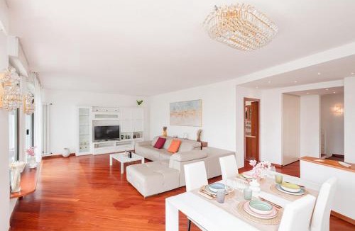 Como Villa | Villa Luna by Comorooms