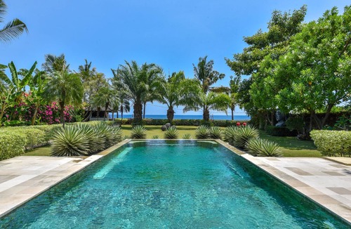 Banjartegehe Villa | Villa Mahkai - 6BR Luxury Beachfront Villa with 3 Pool and Staff