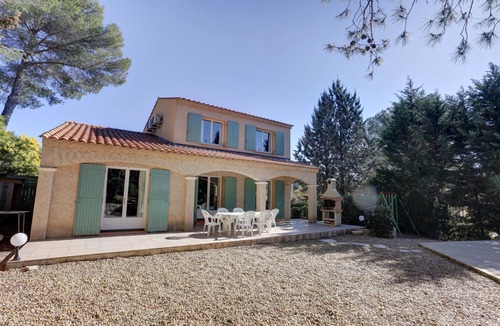 La Bouverie Villa | villa of charm, a haven of peace under the umbrella pines, 15 minutes of the sea
