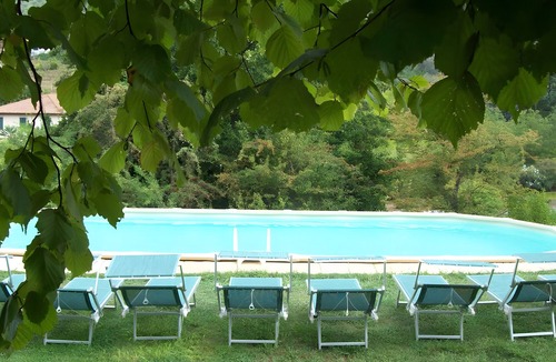 Nocchi Villa | Villa 'Olivi' with Shared Pool, Private Garden and Wi-Fi