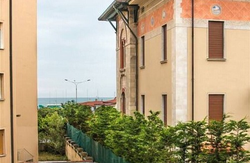 Viareggio Apartment | Villa Ombrosa, apartment 150 meters from the sea and pine forest