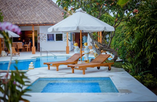 Dencarik Villa | Villa Pantai: Luxury Beach Villa with Pool, Staff, Jacuzzi and Fitness studio