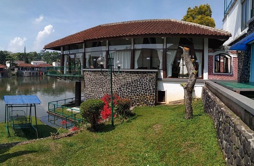 Cipanas Villa | Villa Pinggir Danau Puncak for 30 pax