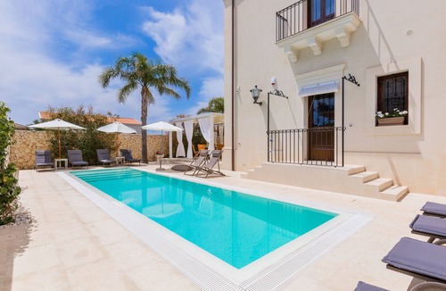 Avola Villa | Villa Raphael, luxury property with swimming pool and sea view