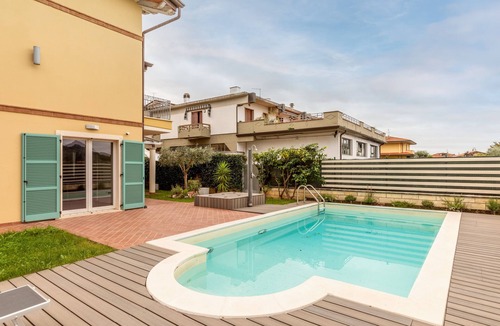 Massa Villa | Villa 'Relax In - Versilia' with Private Pool, Wi-Fi and Air Conditioning