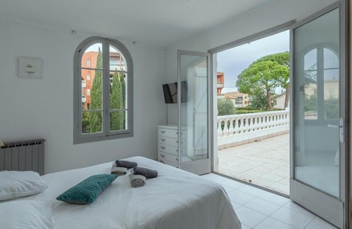 Saint-Laurent-du-Var Apartment | Villa REYOSAM, 6 chambres, Piscine & Hammam