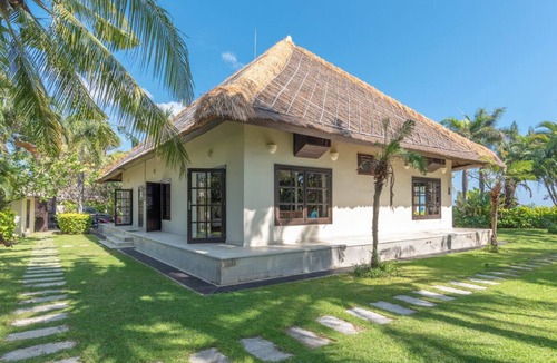 Banjartegehe Villa | Villa Sali: luxury beach villa with staff!