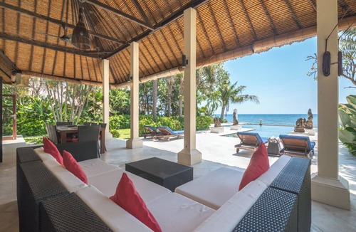 Banjartegehe Villa | Villa Sali: luxury beach villa with staff!