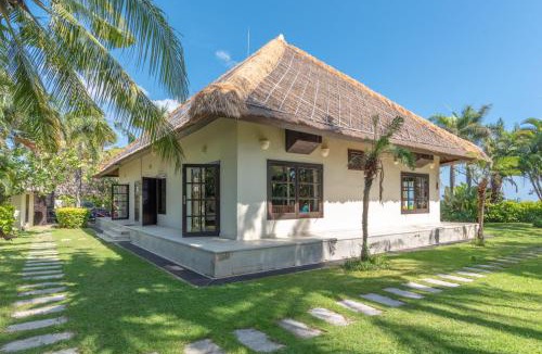 Banjartegehe Villa | Villa Sali: luxury beach villa with staff!