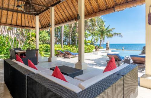 Banjartegehe Villa | Villa Sali: luxury beach villa with staff!
