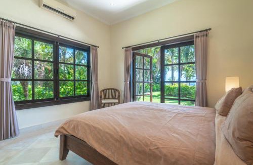 Banjartegehe Villa | Villa Sali: luxury beach villa with staff!