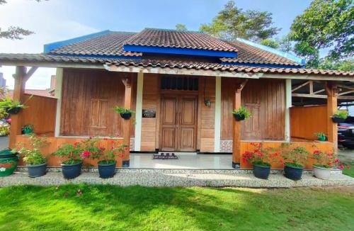 Sidomulyo Villa | Villa Strawberry Annisa Batu Malang