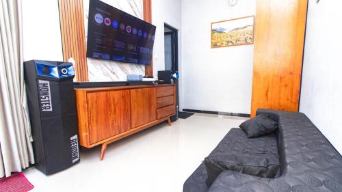 Oro Oro Ombo Villa | Villa Van Java with Private Pool and Karaoke Room
