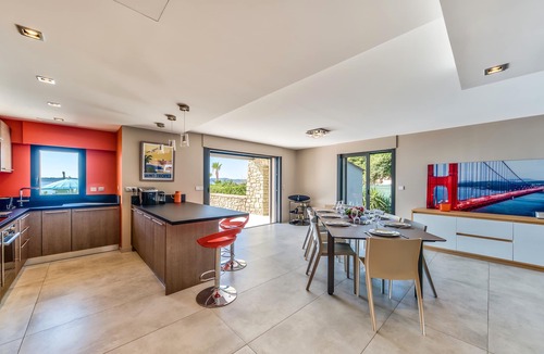 Sainte-Maxime City Centre Villa | VILLA very CENTRAL. with PANORAMIC SEA VIEWS ! Heated Pool, Parking.
