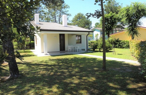 Bibione Villa | Villa with shared pools and garden