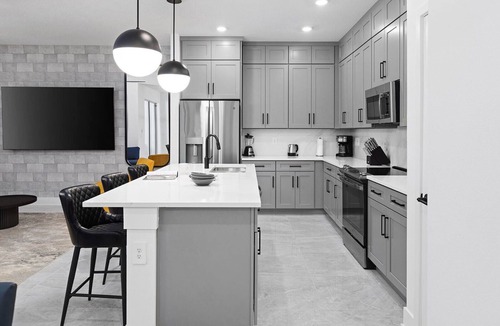 Florida Center House | Violet's Vista | Luxe home next to Universal w/spa pool, grand LR/DR, themed BR