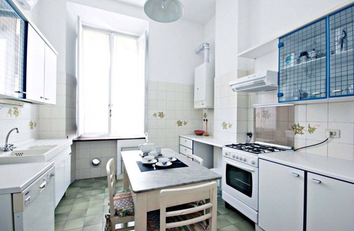 Rione VI Parione Apartment | Vittorio Emanuele, Bright 1 Br Flat By Halldis