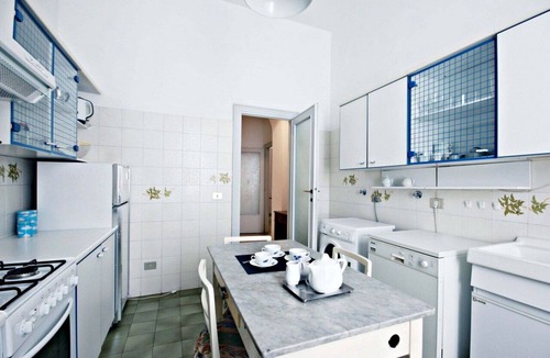 Rione VI Parione Apartment | Vittorio Emanuele, Bright 1 Br Flat By Halldis