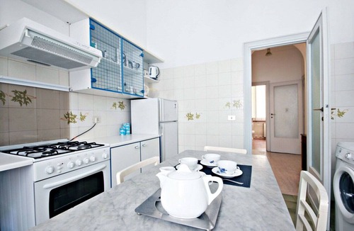 Rione VI Parione Apartment | Vittorio Emanuele, Bright 1 Br Flat By Halldis