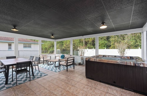 Catalina House | Vivid Vintage Retreat 3800 sq ft w/Garage Arcade