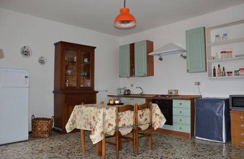 Maglietola Apartment | Warm Tuscan castle apartment