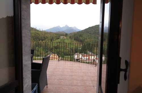 Maglietola Apartment | Warm Tuscan castle apartment
