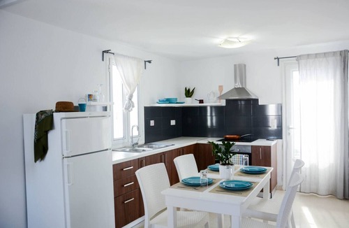 Kamari Villa | White Wave Villa, 3min walk from beachnn