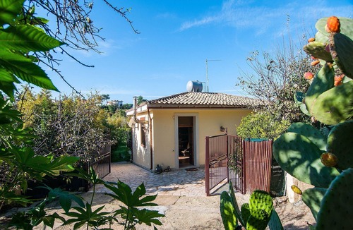 Noto Marina House | Wonderful private villa for 6 people with WIFI, A/C, TV, terrace and pets allowed