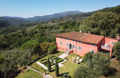 Lucca Villa | Wonderful villa with WIFI, private pool, A/C, TV, terrace and panoramic view, close to Lucca