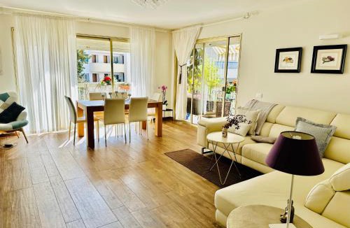 La Croix des Gardes Apartment | Your own luxury floor - Pool, Parking, AC - Palais 5'
