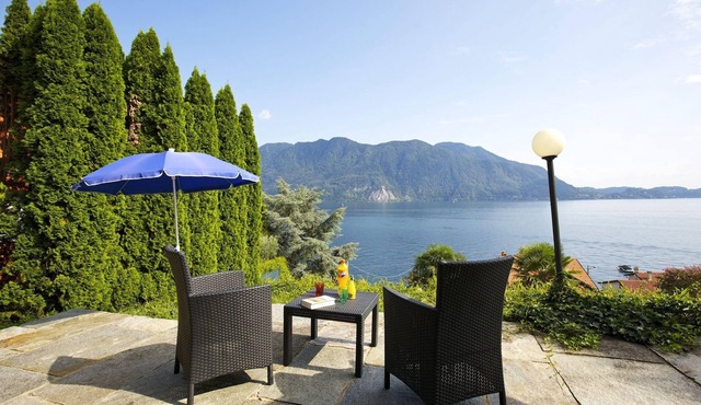 1-room house with large sun terrace and fantastic view of the lake