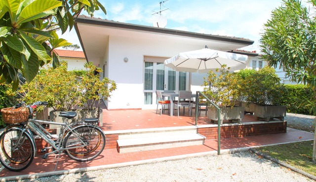 250 METERS FROM THE SEA, 3 LARGE BEDROOMS, AIR CONDITIONING WIFI, GARDEN