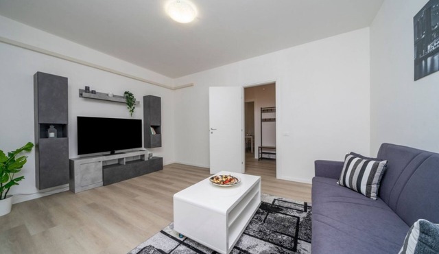 99 sqm apartment, ideal for 5 people, located on the fourth floor of a building with an elevator. The property is equipped with all amenities, including a cozy balcony. The accommodation is situated in a prime location, just a short distance from the tra