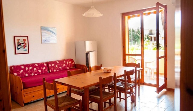 A comfortable 65 square meters apartment, perfect for six people, located on the first floor of a building without an elevator within a residential complex.The property is located in Alghero and enjoys an excellent location, close to the sea and several