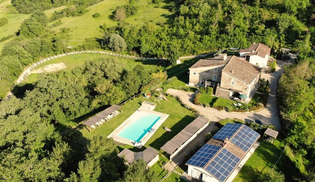 Apartment ARANCIONE with private entrance, equipped garden and shared pool.