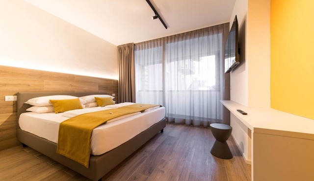 Apartment 'Boutique Yellow' with Balcony, Wi-Fi and Air Conditioning