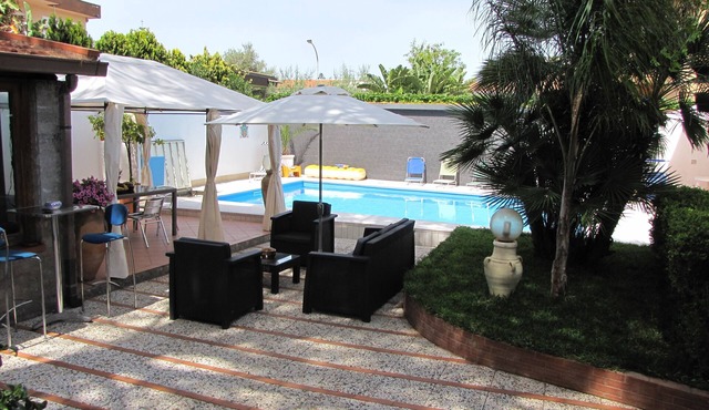 Apartment in villa with private pool exclusive use. CIN: EN082053C2ZX59VQGK