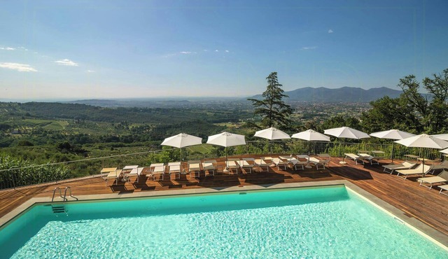 Apartment on with pool and close to restaurants