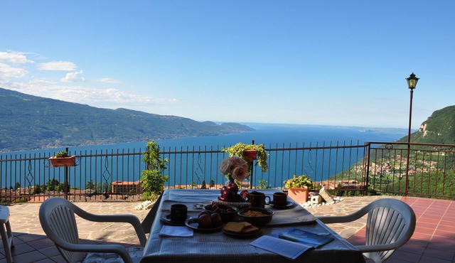 Apartment "Stella del Garda 2" with Lake and Mountain View, Terrace, Garden & Wi-Fi