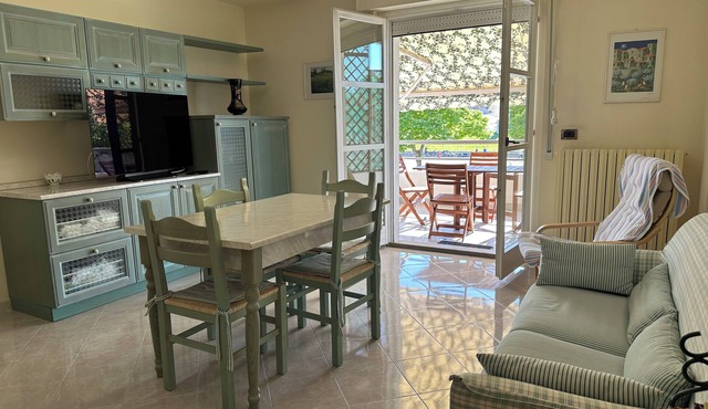 Apartment with terrace a stone's throw from the sea