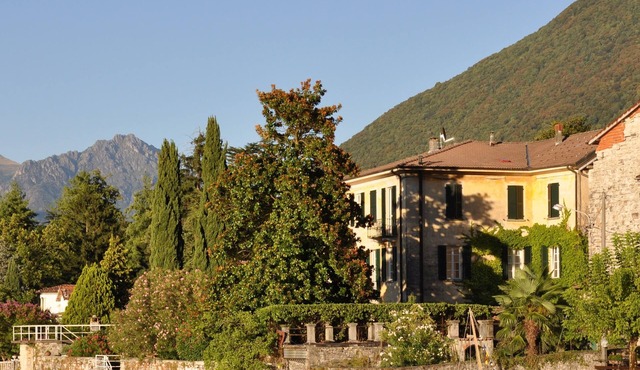 Apartment with garden, direct access to the lake in ancient villa