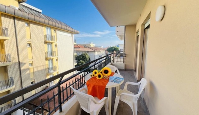 Apartment with balcony 100m from the sea