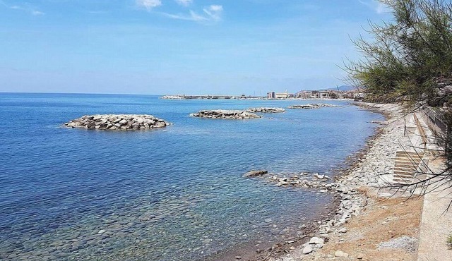 Appartamento Torre Caleo I: A charming apartment located right on the beach, with Free WI-FI.