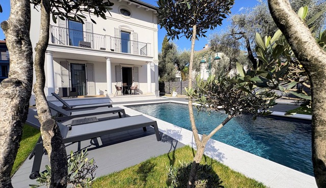 At 5 min from the center Three-room apartment with large balcony and swimming pool